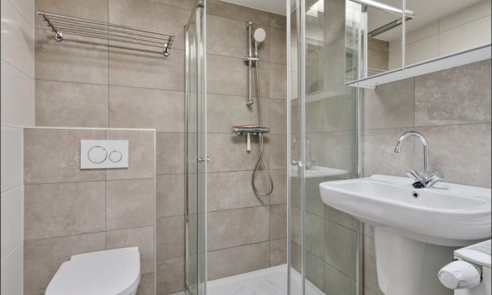 Moderne badkamer in Vakantiewoning Oostkapelle, Walcheren, Zeeland. Comfortabele faciliteiten op slechts 800 meter van het strand.