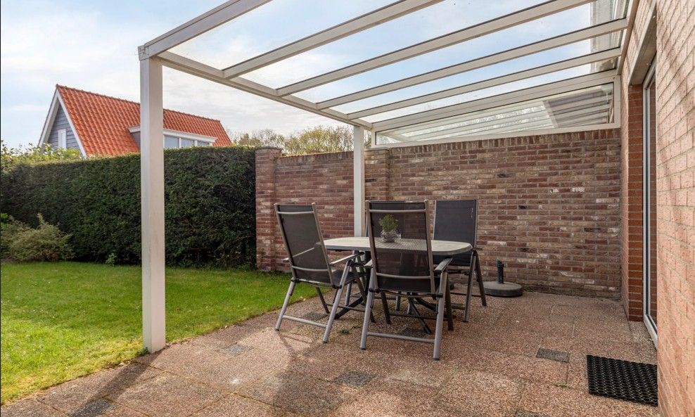 Geniet van de rust op het terras van Vakantiewoning Oostkapelle, een vakantiehuis in Oostkapelle, Walcheren, op 800 m van het strand.