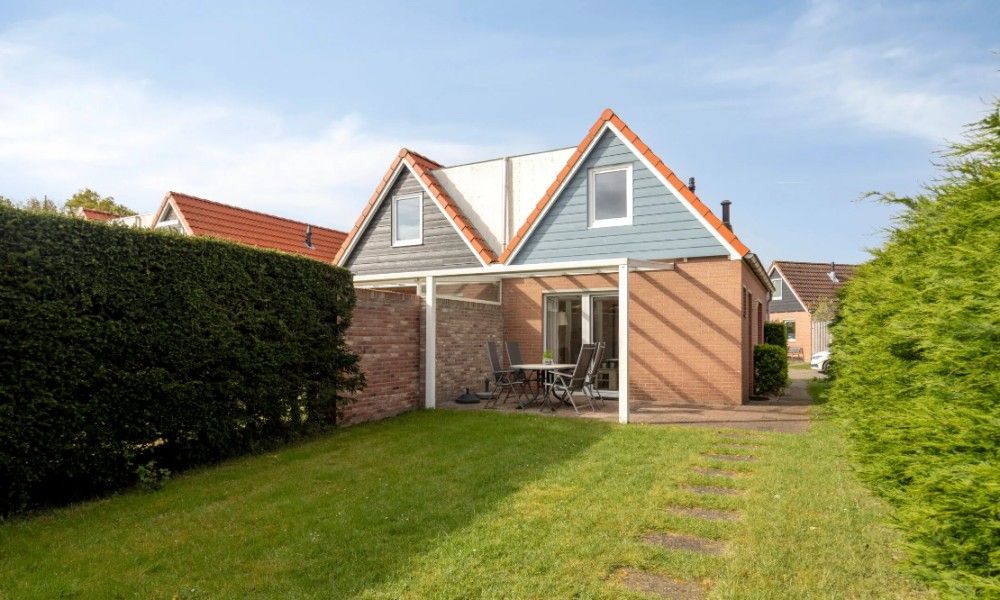 Vakantiewoning Oostkapelle in Zeeland met zonnig terras, 800 m van het strand, ideaal voor ontspanning in de natuur van Walcheren.