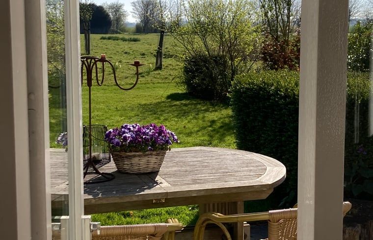 Uitzicht vanuit het raam van Huisje in Oostkapelle, Walcheren.