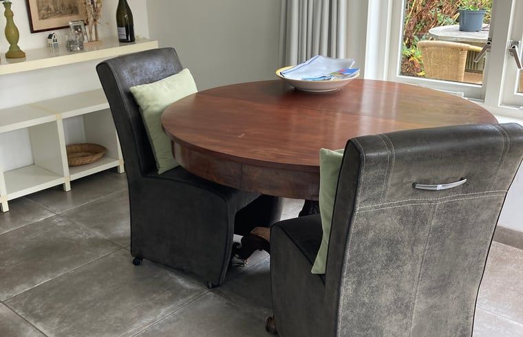 Moderne keuken in Huisje in Oostkapelle, vakantiehuis in Zeeland.