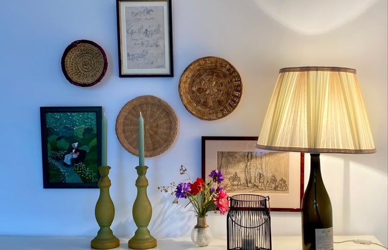 Keuken met moderne apparatuur in Huisje in Oostkapelle, Zeeland.