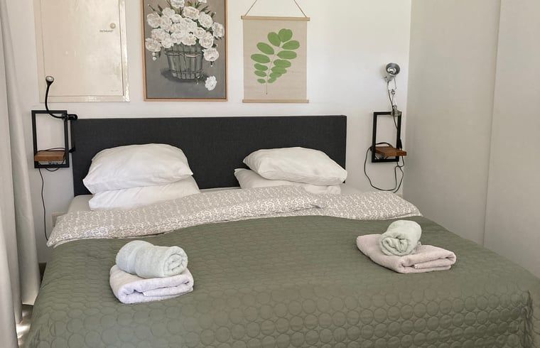 Strand en zee nabij Huisje in Oostkapelle, Walcheren, Zeeland.