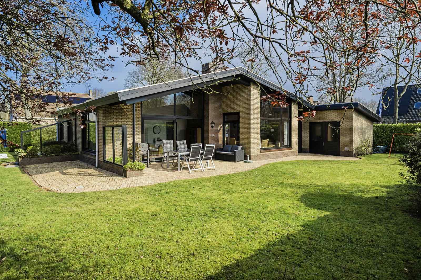 ZE1298 Ferienhaus in Oostkapelle Walcheren mit grossem Garten und Terrasse.