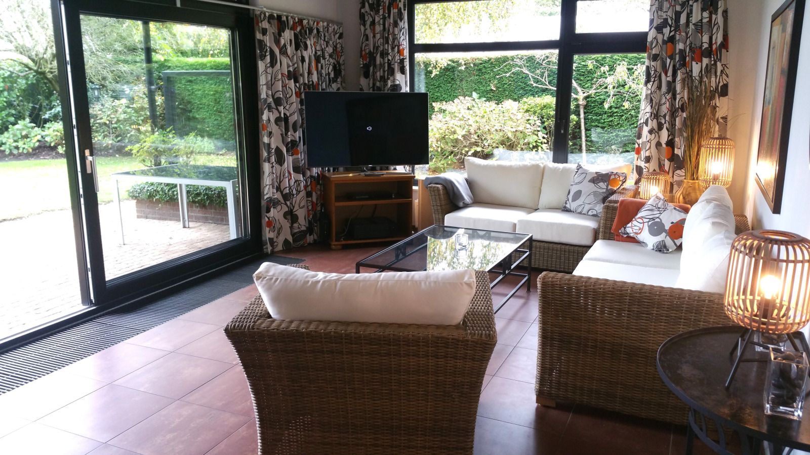 Veranda des Ferienhauses ZE1298 in Oostkapelle mit bequemen Sitzgelegenheiten.