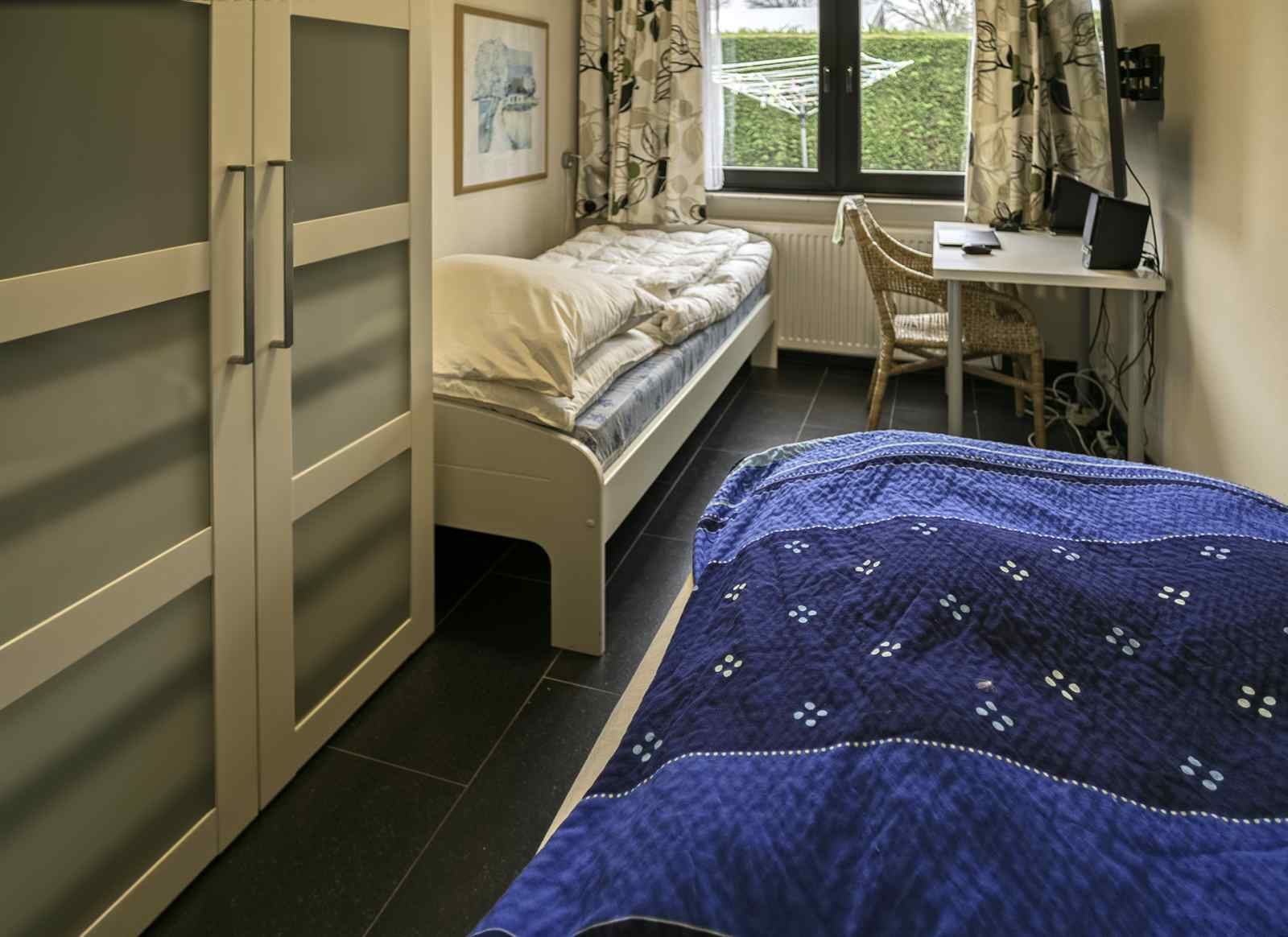 Helles Wohnzimmer im ZE1298 Ferienhaus Oostkapelle mit Gartenblick.