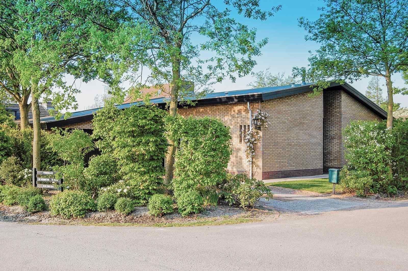 Familie geniesst Strandspaziergang in der Naehe von ZE1298 Ferienhaus Oostkapelle.