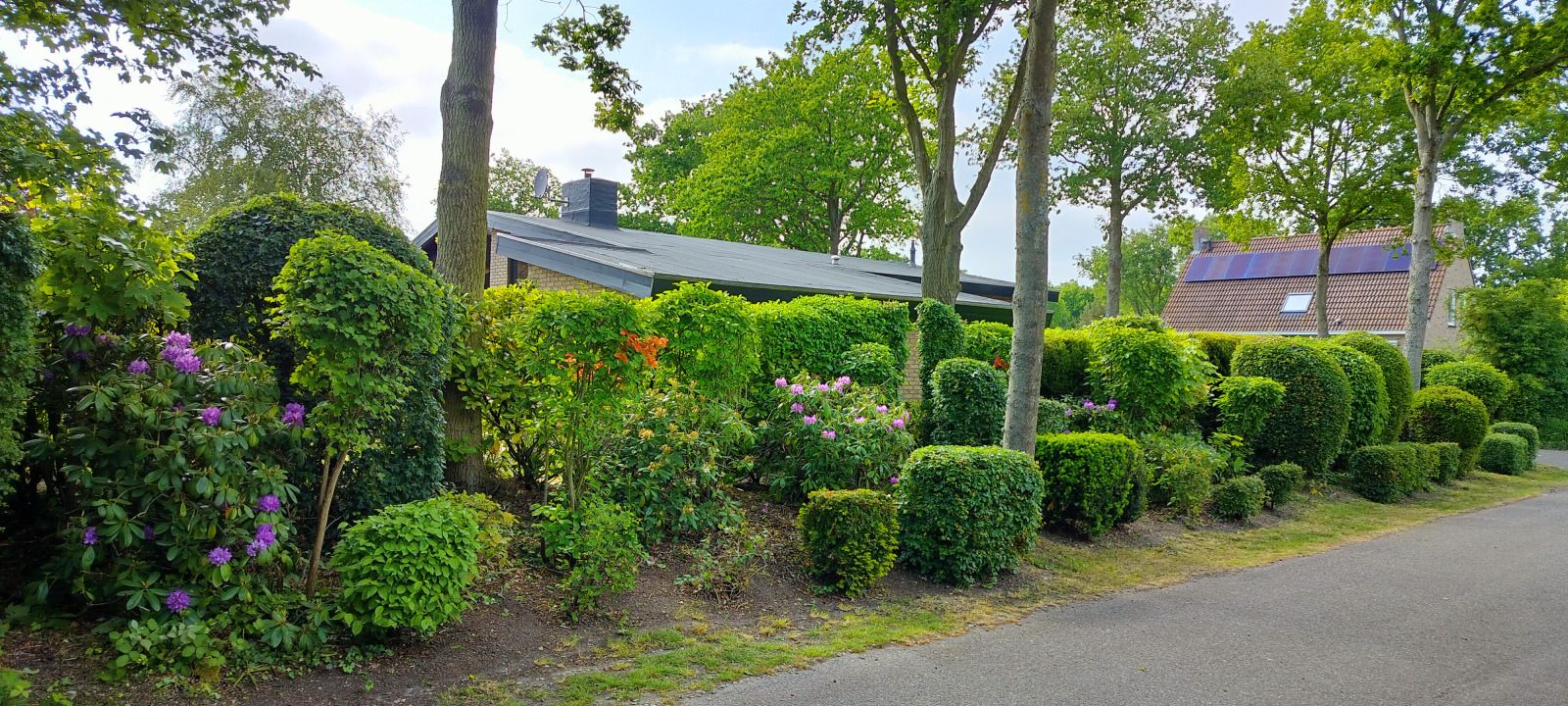 Essecke im ZE1298 Ferienhaus Oostkapelle mit Blick auf den Garten.