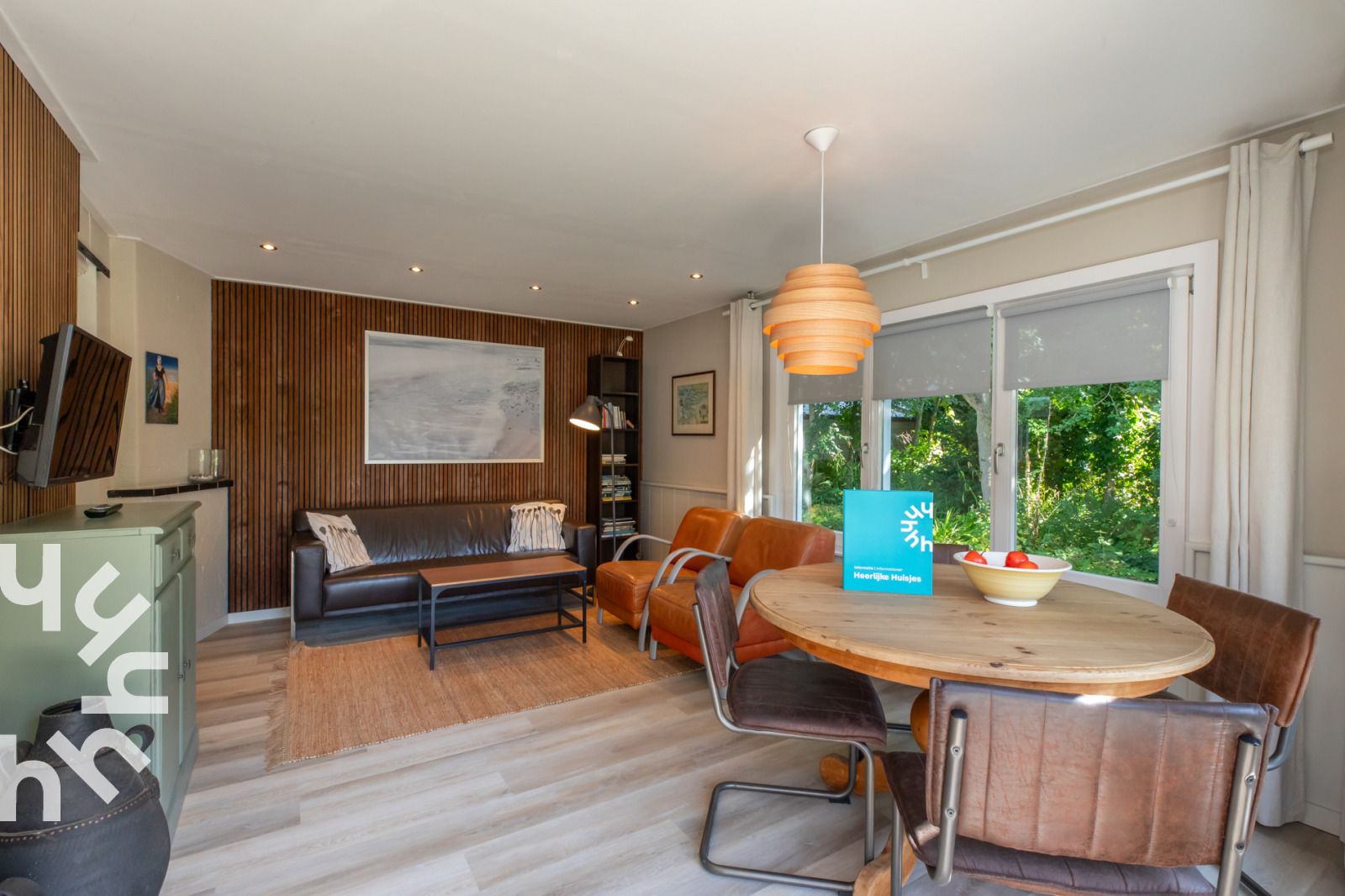 Outdoor area with dining table at vacation home ZE721, Oostkapelle, Walcheren.