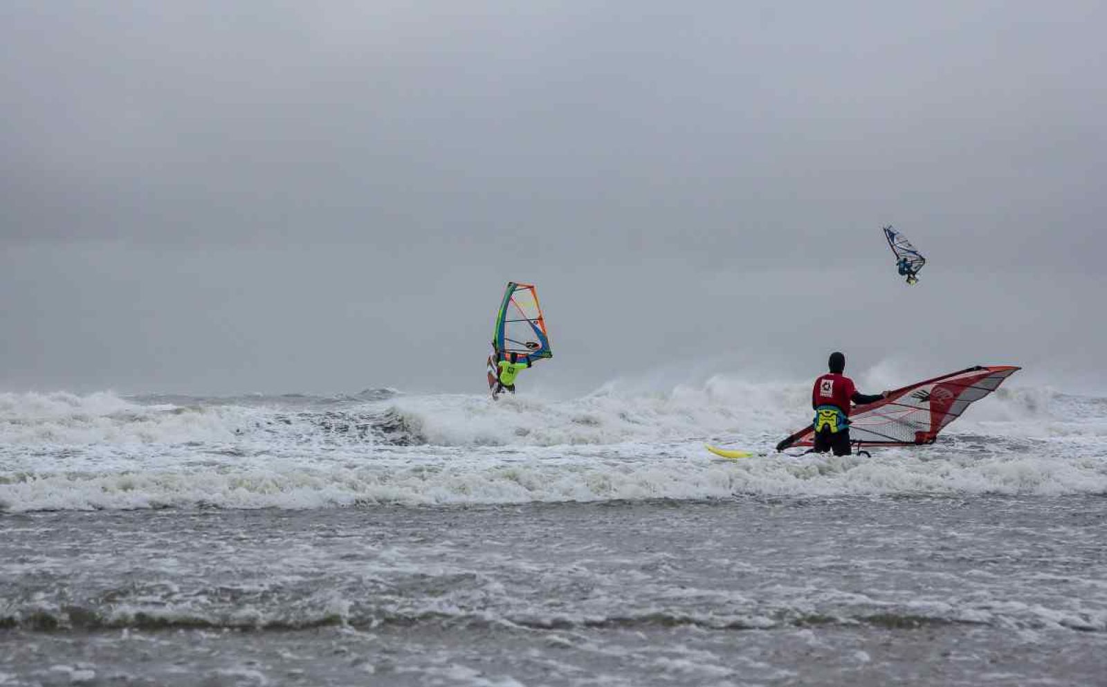 Gemuetliches Wohnzimmer im Ferienhaus ZE321, Oostkapelle, Walcheren, mit Blick auf den Garten.