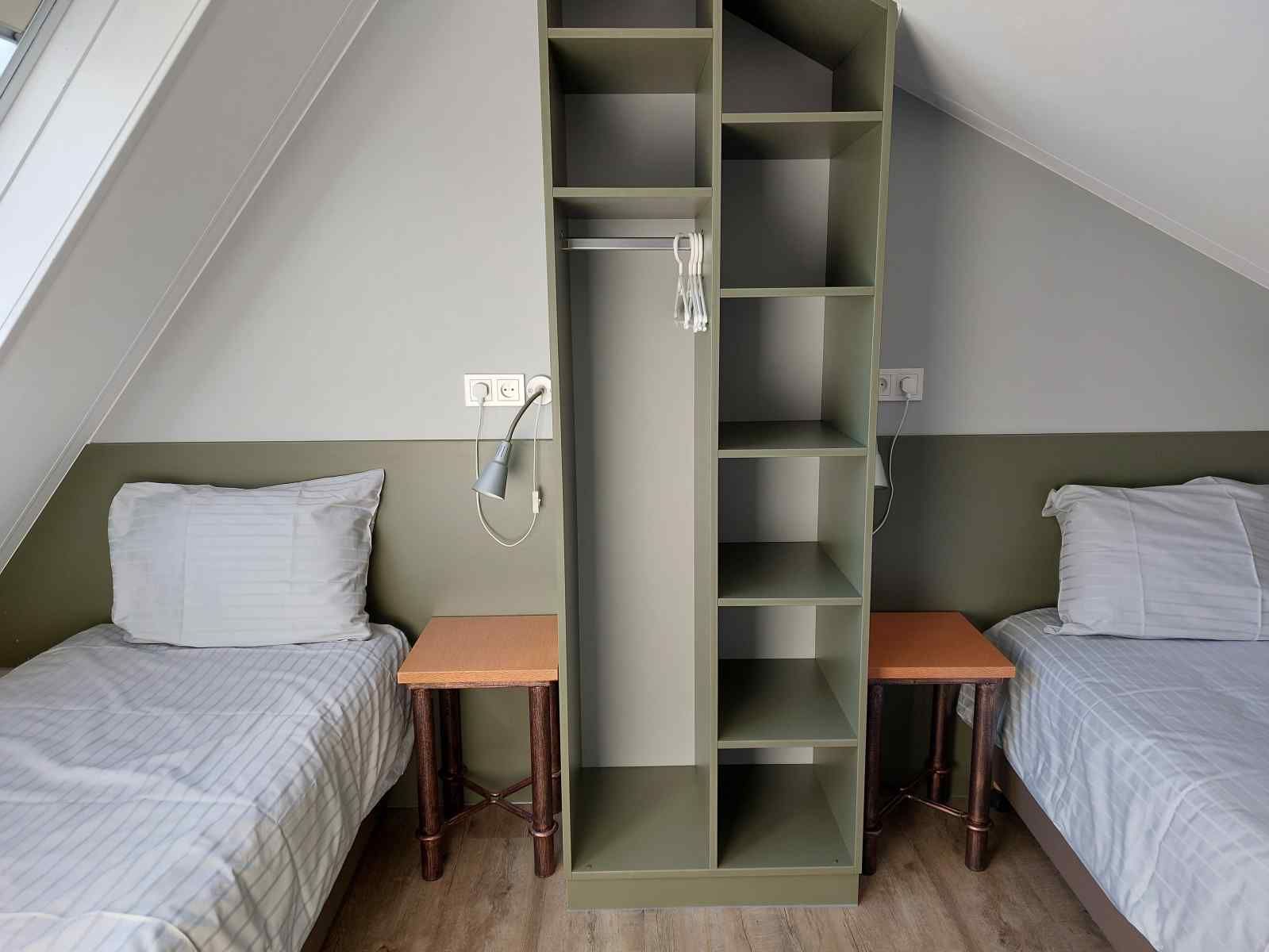 Schiff auf See bei Sonnenuntergang in der Naehe des Ferienhauses ZE321, Oostkapelle, Walcheren, Zeeland.