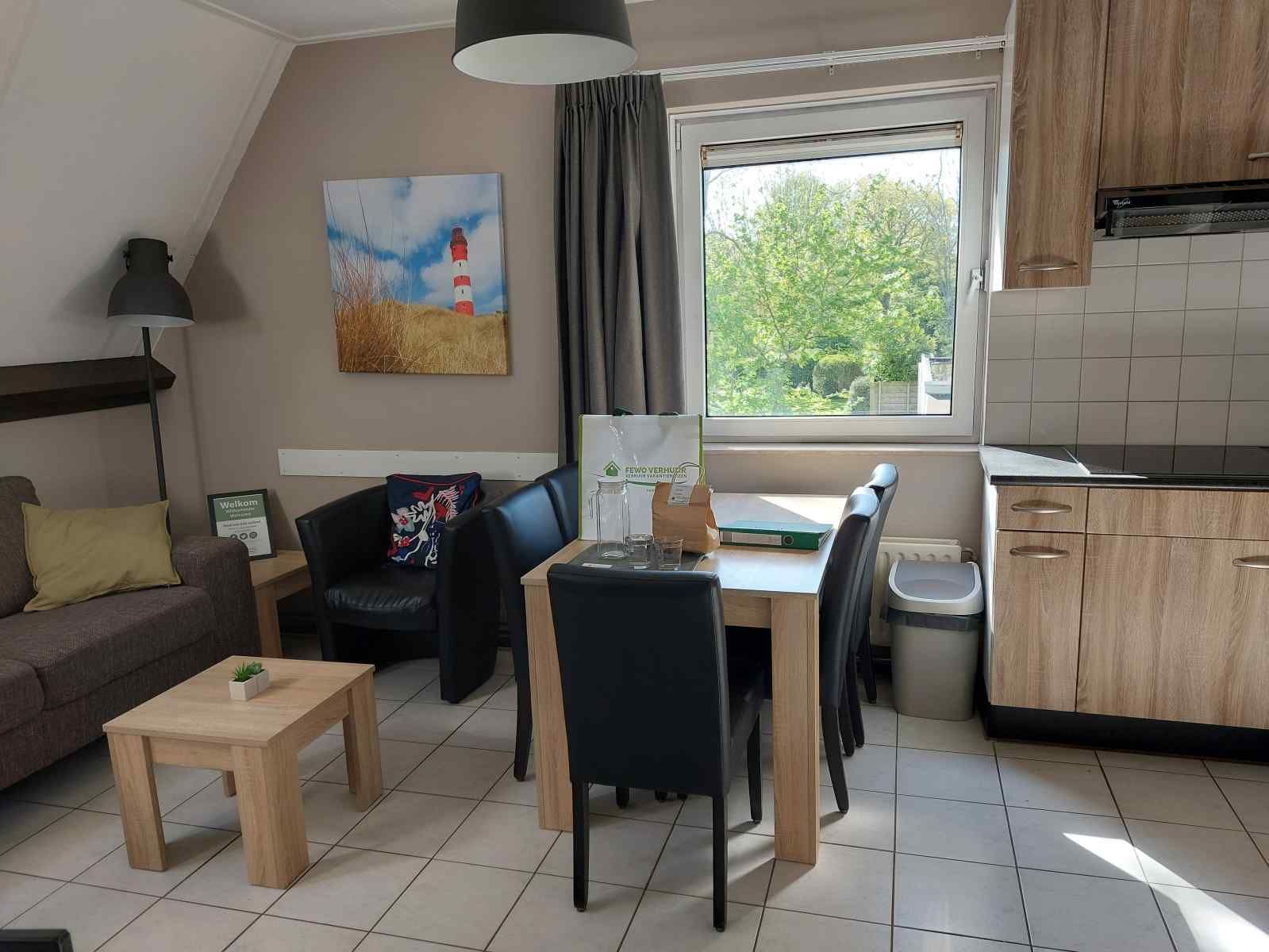 Moderne Kueche im Ferienhaus ZE321, Oostkapelle, Walcheren, mit Esstisch und viel Licht.