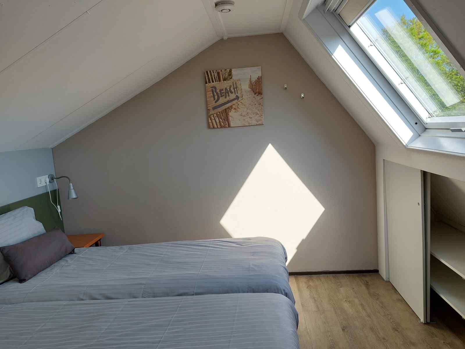 Windsurfer auf dem Meer in der Naehe des Ferienhauses ZE321, Oostkapelle, Walcheren, Zeeland.