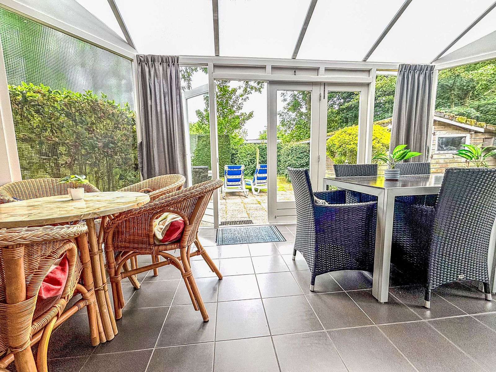 Cozy conservatory in Apartment Boszicht 1, Oostkapelle, Walcheren, overlooking the garden.