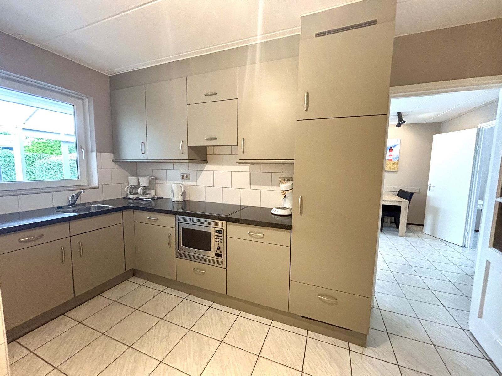 Fully equipped kitchen in Apartment Boszicht 1, Oostkapelle, Walcheren, with modern appliances.
