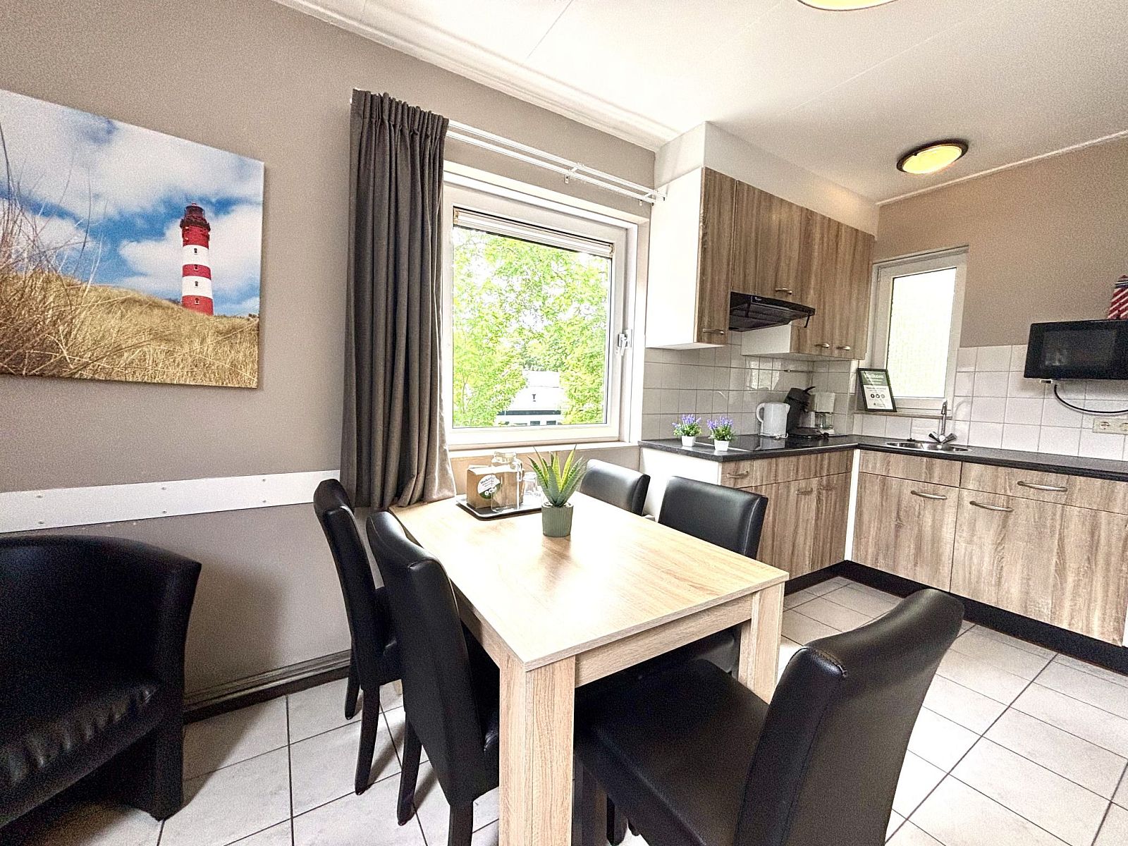 Gezellige eetruimte in Appartement Boszicht 3 in Oostkapelle, Walcheren, Zeeland met uitzicht op natuur.