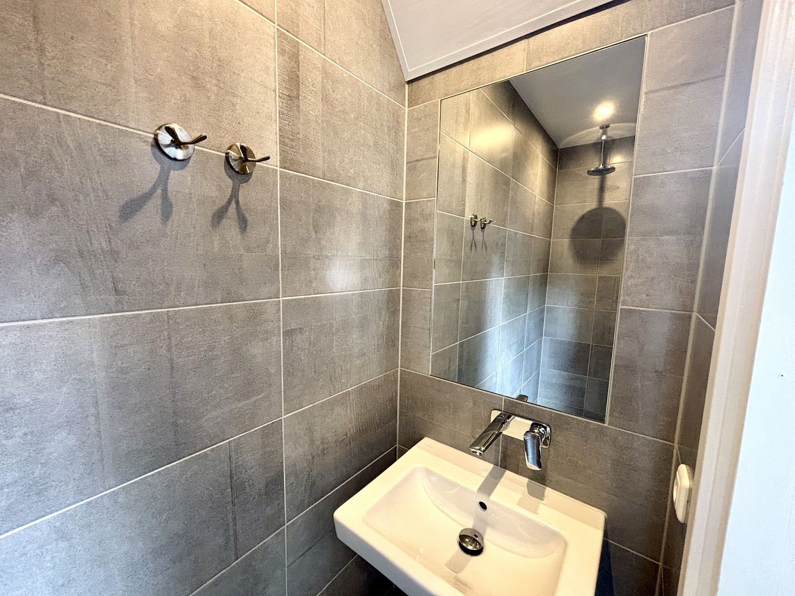 Stijlvol ingerichte badkamer in Appartement Boszicht 3, Oostkapelle, Walcheren, Zeeland met moderne tegels.