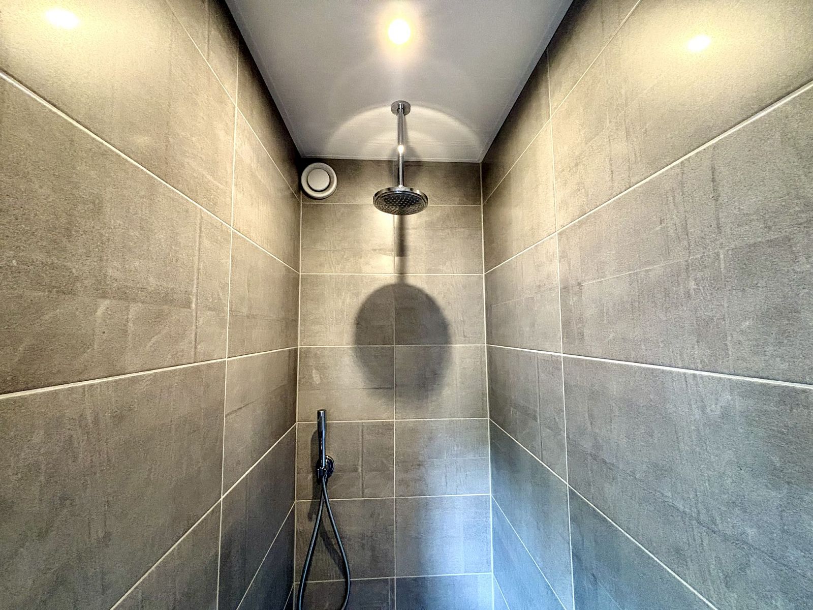 Moderne douche in Appartement Boszicht 3, Oostkapelle, Walcheren, Zeeland voor een verfrissende ervaring.