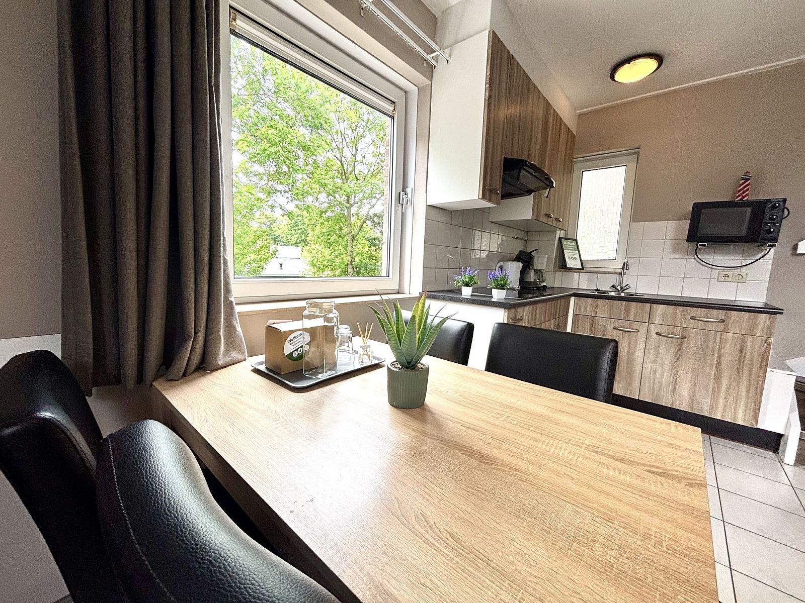 Eethoek met uitzicht in Appartement Boszicht 3, Oostkapelle, Walcheren, Zeeland voor gezellige maaltijden.