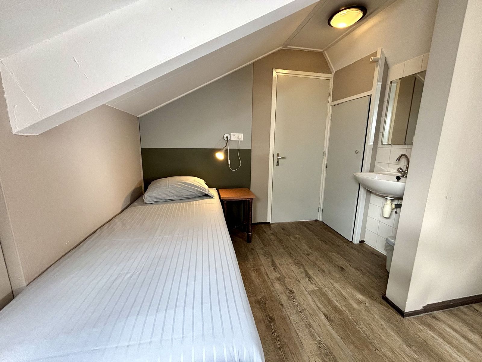 Knusse eenpersoonskamer in Appartement Boszicht 3, Oostkapelle, Walcheren, Zeeland met eigen wastafel.