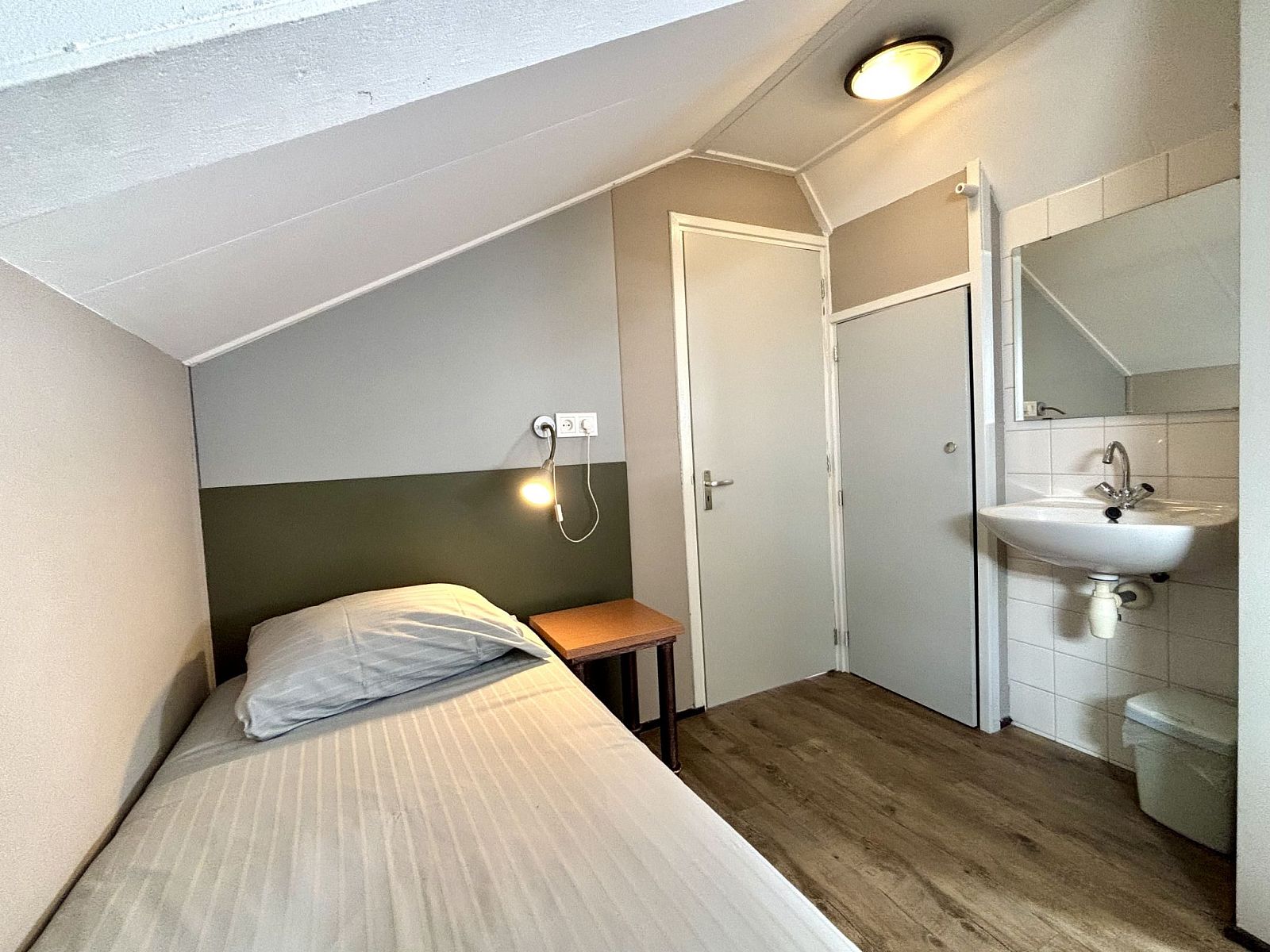 Minimalistische eenpersoonskamer in Appartement Boszicht 3, Oostkapelle, Walcheren, Zeeland met moderne afwerking.