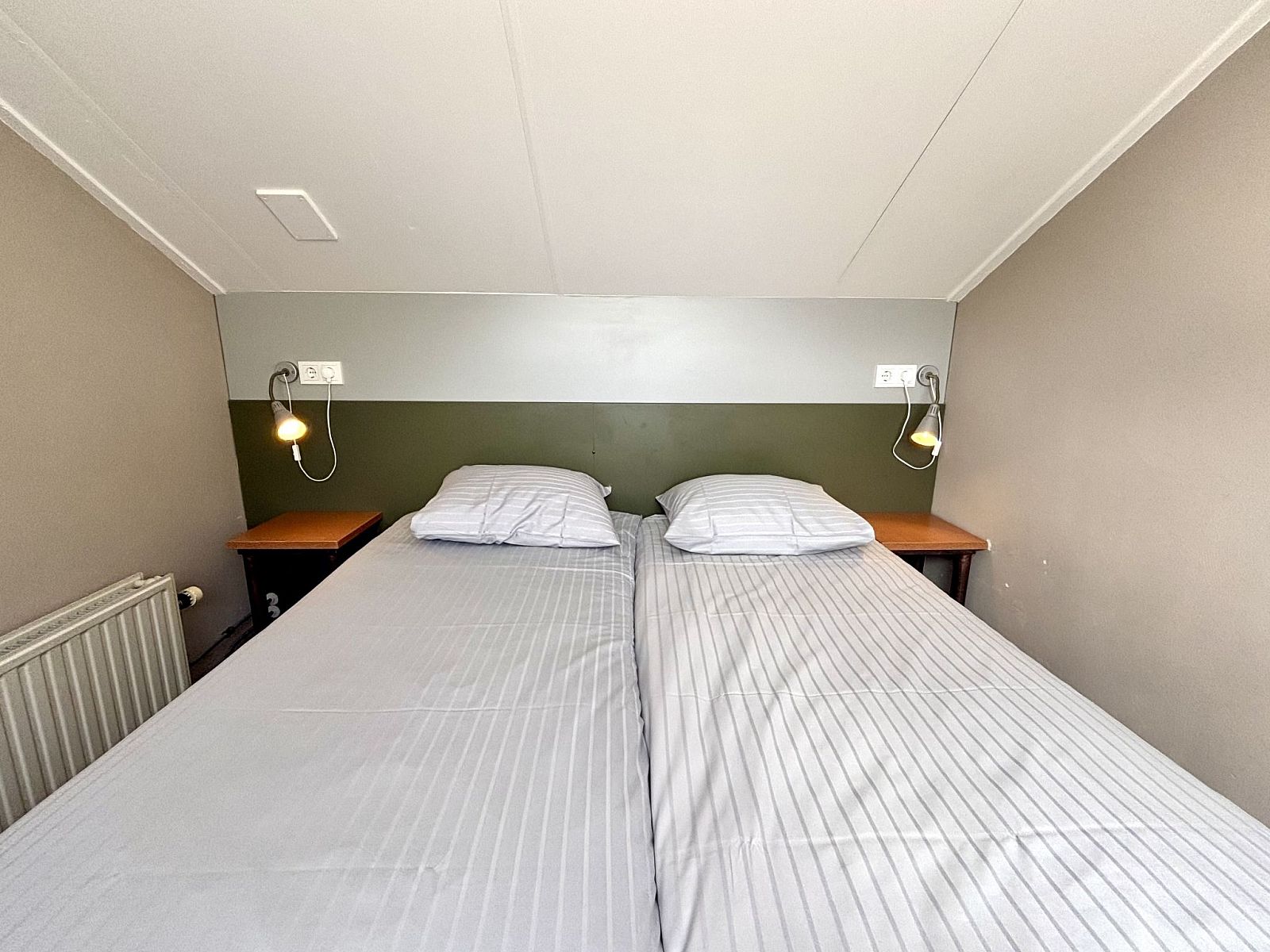 Ruime tweepersoonskamer in Appartement Boszicht 3, Oostkapelle, Walcheren, Zeeland met comfortabele bedden.