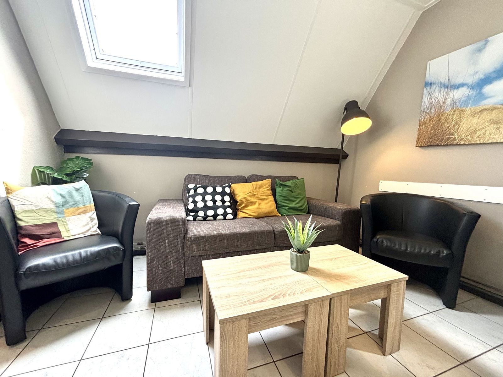 Gezellige woonkamer in Appartement Boszicht 3, Oostkapelle, Walcheren, Zeeland met moderne decoratie.