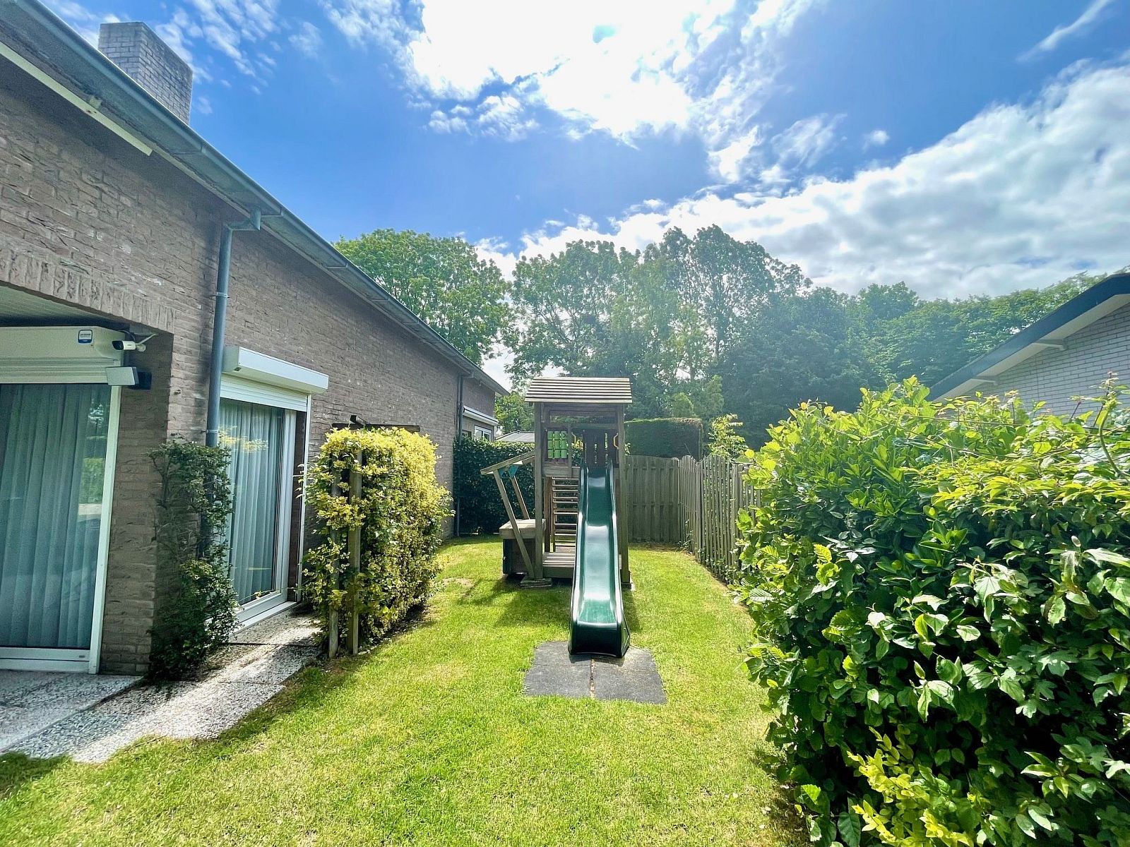 Tuin met speeltuin bij Appartement Boszicht 3, Oostkapelle, Walcheren, Zeeland voor kinderen.