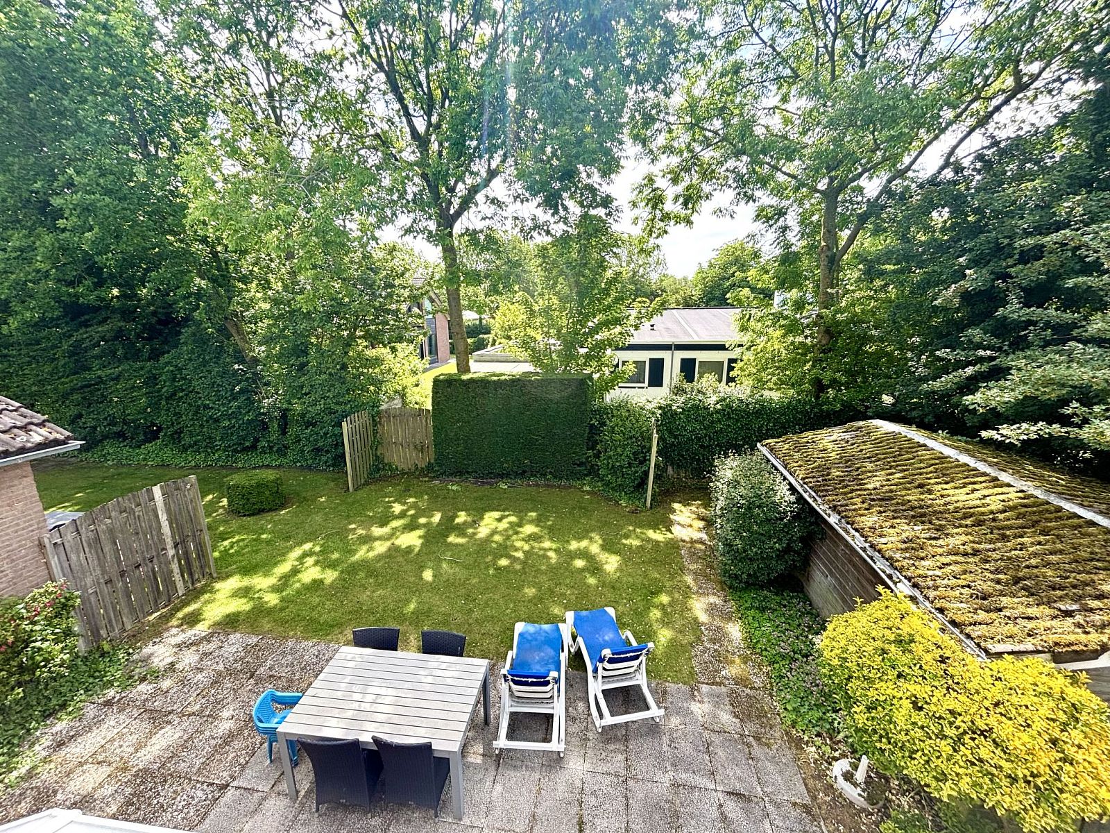 Ruime tuin bij Appartement Boszicht 4, Oostkapelle, Walcheren, Zeeland met terras en ligstoelen.