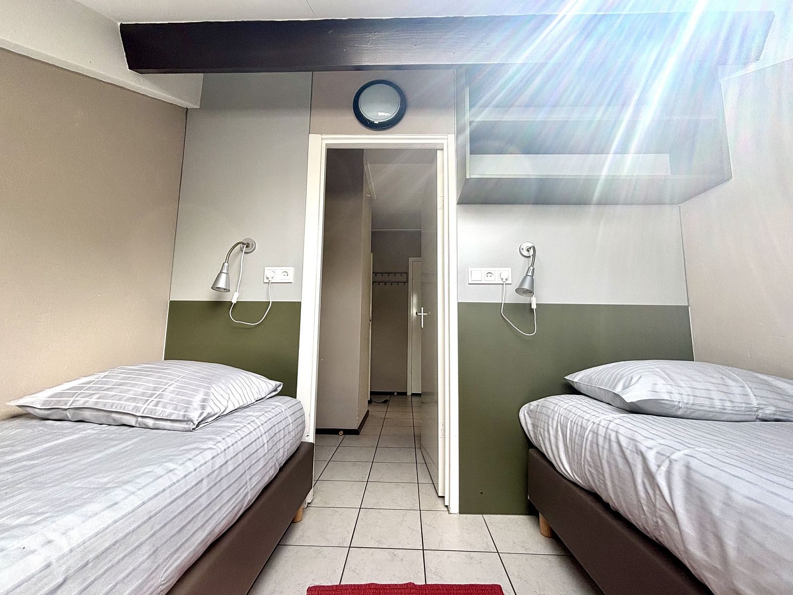 Tweede slaapkamer in Appartement Boszicht 4, Oostkapelle, Walcheren, Zeeland met nette inrichting.