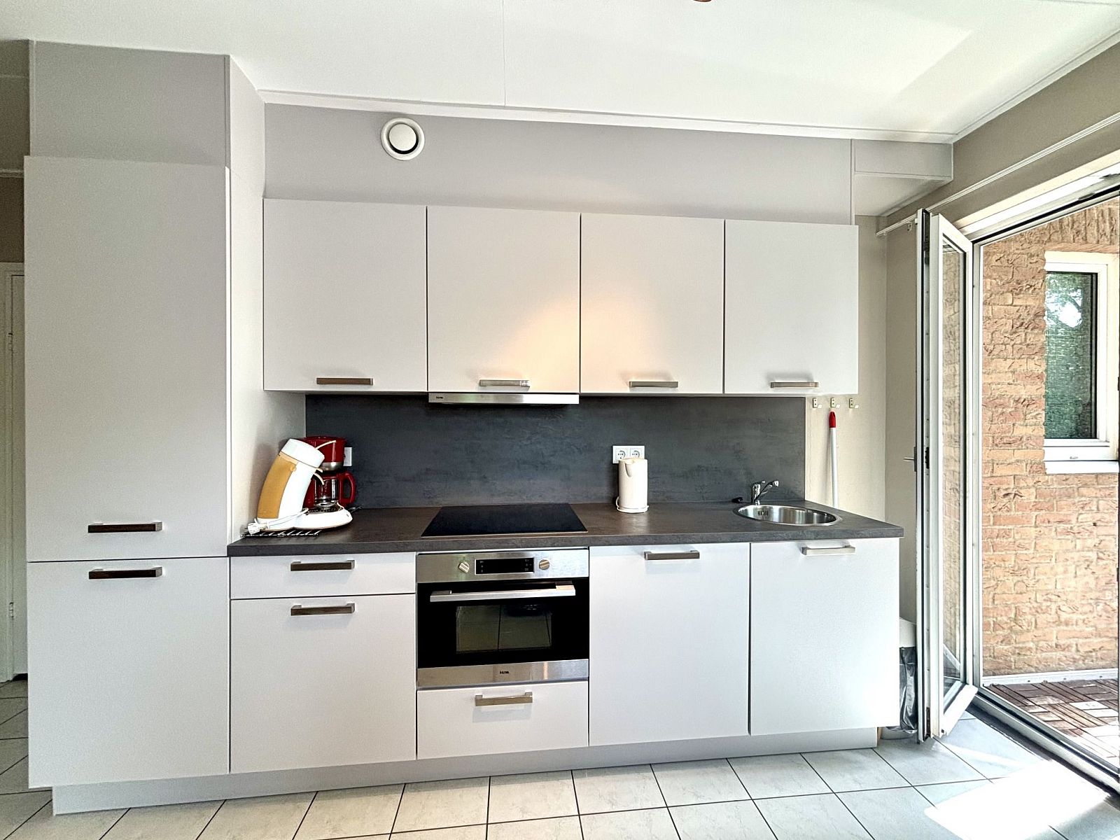 Moderne keuken in Appartement Boszicht 4, Oostkapelle, Walcheren, Zeeland met alle gemakken voorzien.