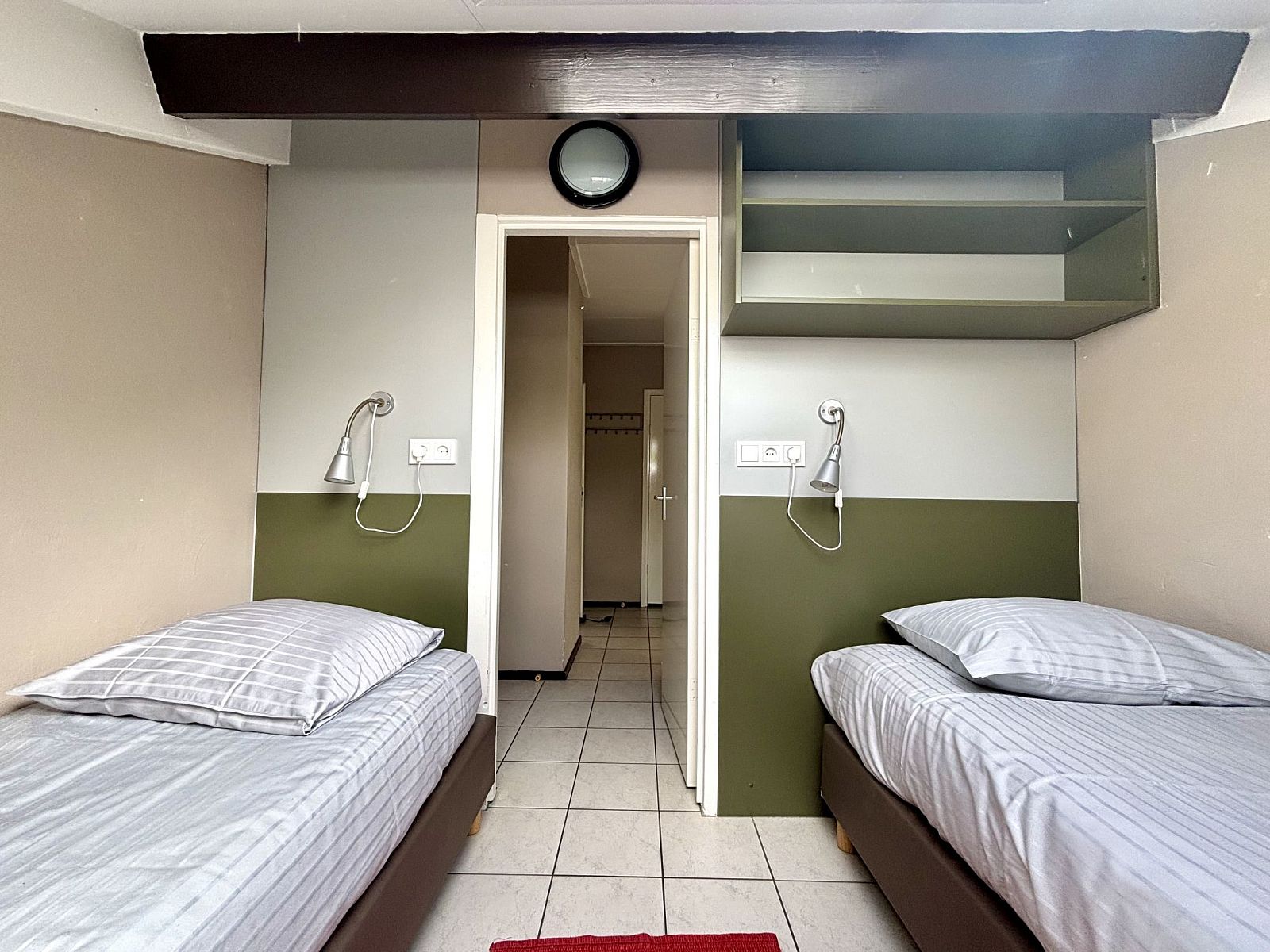 Tweede slaapkamer met opbergruimte in Appartement Boszicht 4, Oostkapelle, Walcheren, Zeeland.