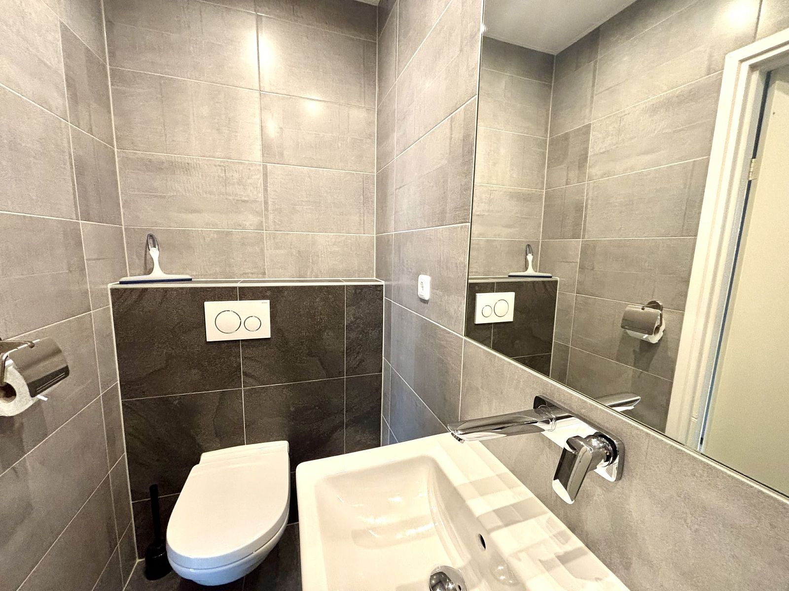 Stijlvolle badkamer in Appartement Boszicht 4, Oostkapelle, Walcheren, Zeeland met modern sanitair.