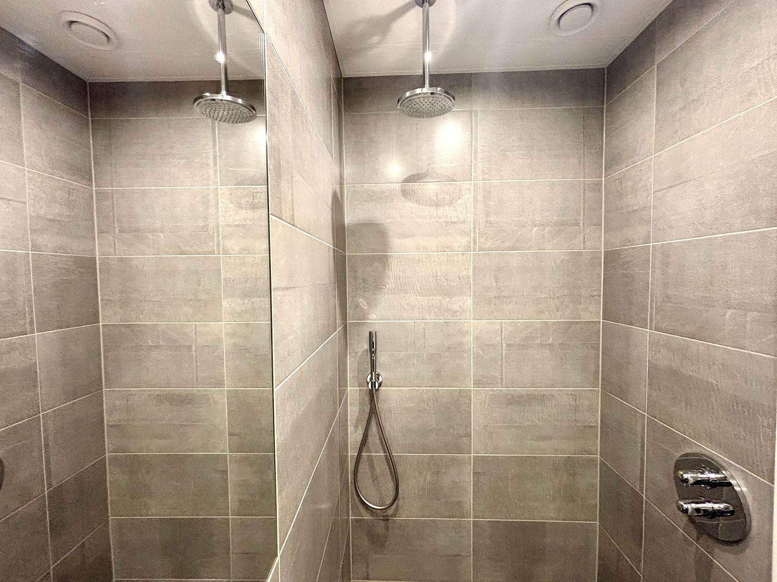 Inloopdouche in Appartement Boszicht 4, Oostkapelle, Walcheren, Zeeland met luxe afwerking.