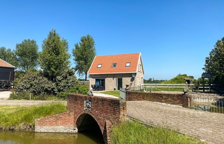 Vakantiehuisje in Oostkapelle met charmante stenen brug, gelegen in Walcheren, Zeeland.