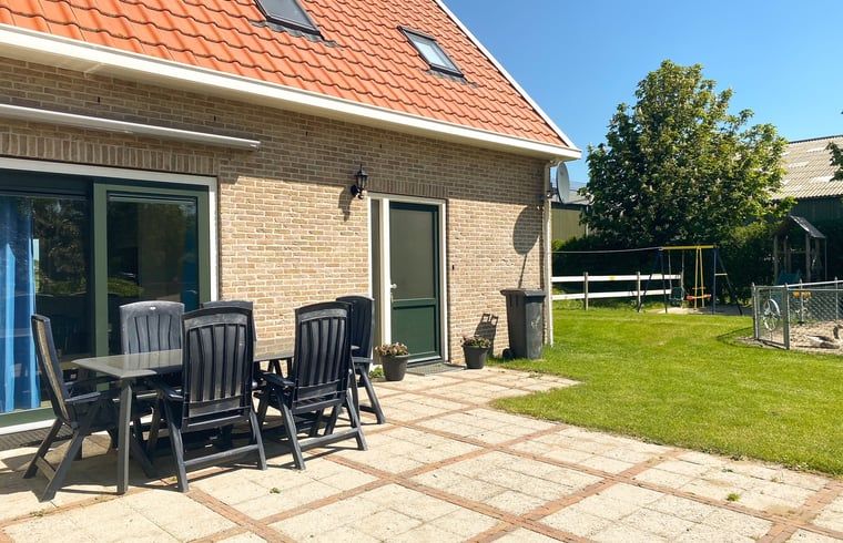 Terras van Vakantiehuisje in Oostkapelle, Walcheren, met moderne tuinmeubelen in Zeeland.