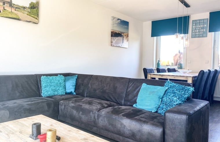 Eethoek in Vakantiehuisje in Oostkapelle, Walcheren, met uitzicht op de tuin in Zeeland.