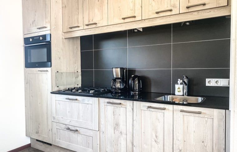 Volledig uitgeruste keuken van Vakantiehuisje in Oostkapelle, Walcheren, met moderne apparatuur.