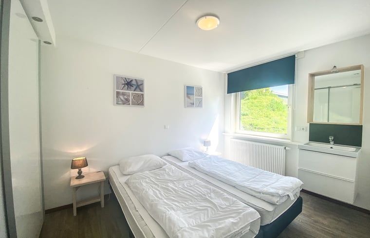 Lichte slaapkamer in Vakantiehuisje in Oostkapelle, Walcheren, met tweepersoonsbed in Zeeland.