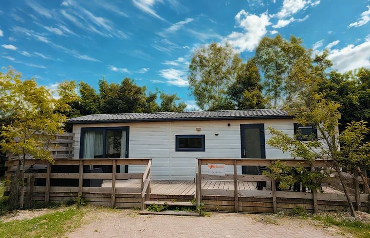 Ferienhaus in Oostkapelle, ein charmantes Ferienhaus in Walcheren, Zeeland mit einer einladenden Veranda im Gruenen.