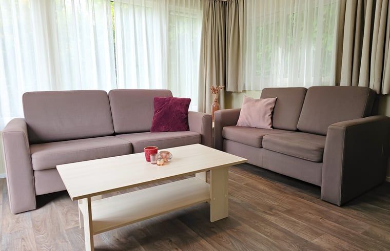 Gemuetliches Wohnzimmer in Cottage in Oostkapelle, Ferienhaus in Walcheren, Zeeland mit bequemen Sofas und viel Tageslicht.