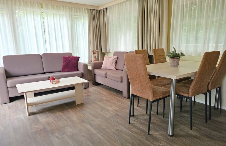 Geraeumige Ess- und Sitzecke in Cottage in Oostkapelle, Ferienhaus in Walcheren, Zeeland, ideal fuer Familientreffen.