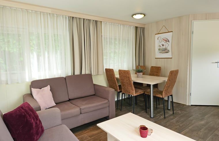 Stilvolles Wohnzimmer in Cottage in Oostkapelle, einem Ferienhaus in Walcheren, Zeeland, mit moderner Einrichtung und Essecke.