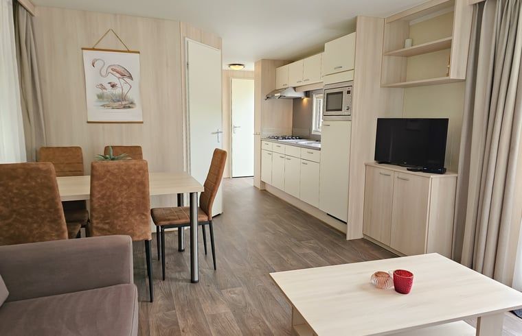 Voll ausgestattete Kueche im Ferienhaus in Oostkapelle, Ferienhaus in Walcheren, Zeeland mit modernen Geraeten und Essecke.