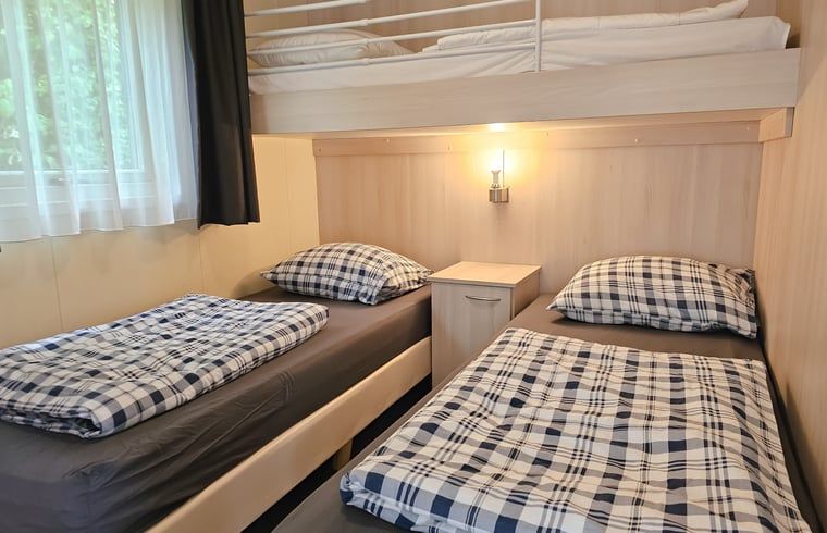 Gemuetliches Kinderzimmer im Ferienhaus in Oostkapelle, Ferienhaus in Walcheren, Zeeland mit Etagenbetten und Einzelbetten.