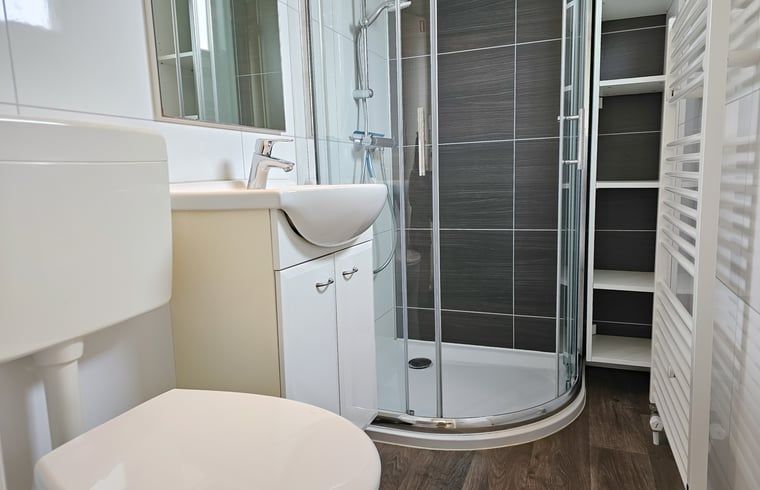 Modernes Badezimmer in einem Ferienhaus in Oostkapelle in Walcheren, Zeeland, mit Duschkabine und sauberer Verarbeitung.