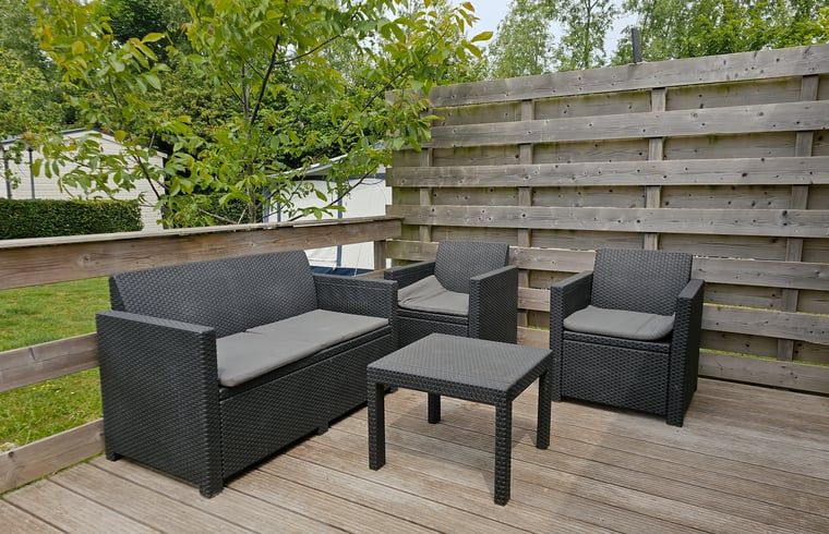 Gemuetliche Sitzgelegenheiten auf der Terrasse von Huisje in Oostkapelle, Ferienhaus in Walcheren, Zeeland, ideal zum Entspannen.