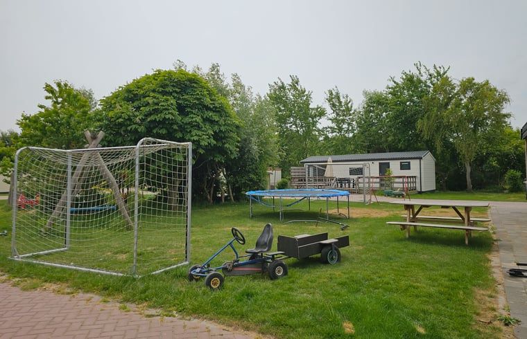 Grosser Garten beim Ferienhaus in Oostkapelle, Ferienhaus in Walcheren, Zeeland mit Spielgeraeten und viel Platz fuer Spass.