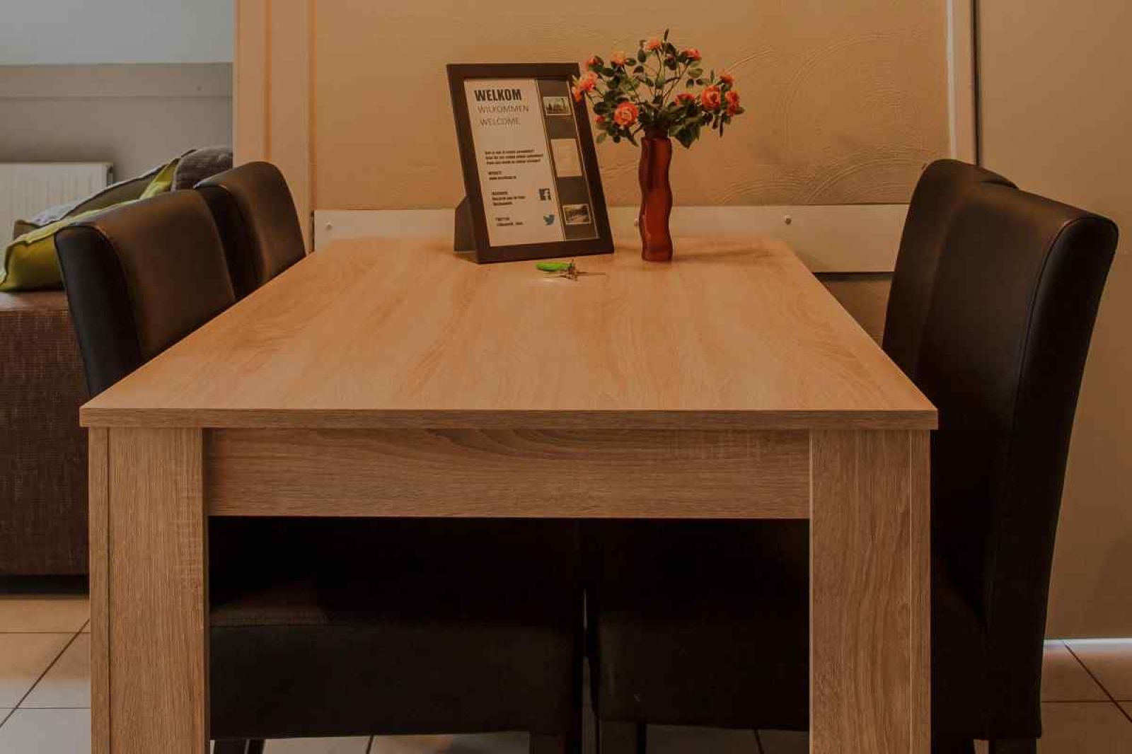 Slaapkamer met twee bedden in ZE322 vakantiehuis, Oostkapelle, Walcheren, Zeeland.