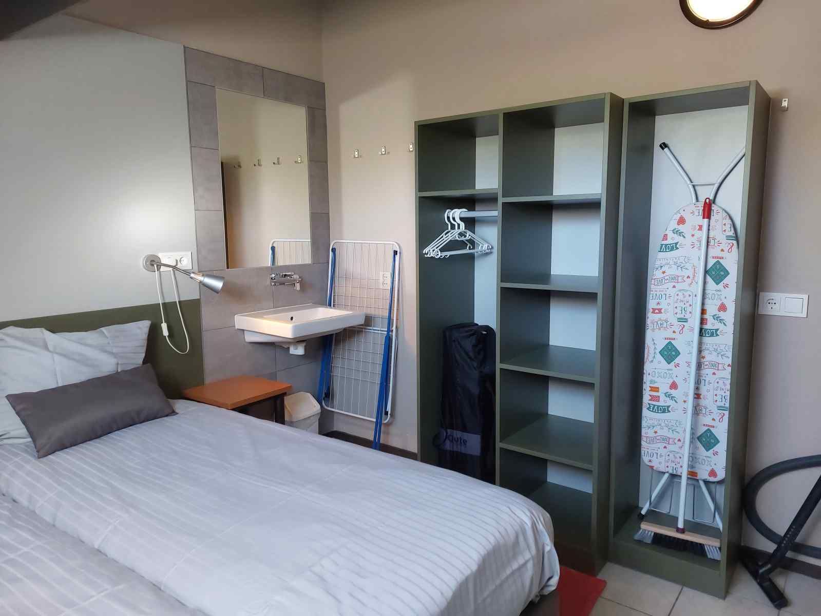 Voorzijde van vakantiehuis ZE322 in Oostkapelle, Walcheren, Zeeland met zonnige veranda.